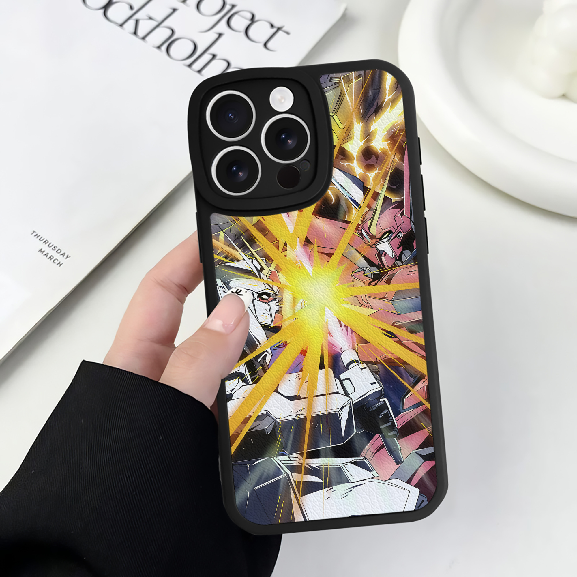 （画像用） 機動戦士ガンダム Mobile Suit Gundam 【iPhone 16シリーズ対応】シリコンスマホケース（レザー調） 材質：シリコン